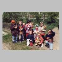 111-1259 Die Kinder des Heimes freuen sich ueber die neuen Puppen und andere Spielsachen.JPG